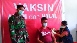 Babinsa Desa Balisoan Utara Koramil 1501-04/Sahu saat memantau penyuntikan Vaksin di Puskesmas