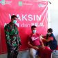 Babinsa Desa Balisoan Utara Koramil 1501-04/Sahu saat memantau penyuntikan Vaksin di Puskesmas