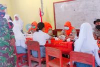 Babinsa Koramil 1501-04/Sahu Serka Abd Soulisa saat mendampingi Siswa Siswi SMK Fomarimoi Desa Tacim pada Penyuntikan Vaksin