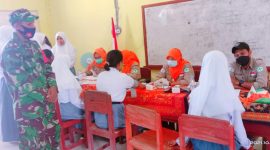 Babinsa Koramil 1501-04/Sahu Serka Abd Soulisa saat mendampingi Siswa Siswi SMK Fomarimoi Desa Tacim pada Penyuntikan Vaksin