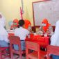 Babinsa Koramil 1501-04/Sahu Serka Abd Soulisa saat mendampingi Siswa Siswi SMK Fomarimoi Desa Tacim pada Penyuntikan Vaksin