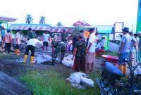 Tampak Suasana Gotong Royong antara TNI dan Warga Desa Sidodadi saat melakukan pengecoran lantai Masjid Nurul Hidayah