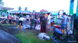 Tampak Suasana Gotong Royong antara TNI dan Warga Desa Sidodadi saat melakukan pengecoran lantai Masjid Nurul Hidayah