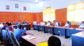 Suasana RDP antar DPRD Komisi I gabungan Fraksi bersama DPMPD, Kabag Hukum, Inspektorat, Staf Hukum, dan mantan Kades serta masyarakat desa Lako Akediri di kantor DPRD Halbar 