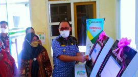 Bupati James Uang didampingi Direktur RSUD Jailolo Dr Novimaryana Drakel saat meresmikan Mesin Daftar Mandiri