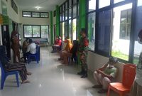 Babinsa Desa Gulago kusuma Kopda Ajad Sudrajat saat memantau serta mendampingi warga binaanya dalam melakukan vaksinasi di puskesmas Sahu 