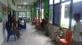 Babinsa Desa Gulago kusuma Kopda Ajad Sudrajat saat memantau serta mendampingi warga binaanya dalam melakukan vaksinasi di puskesmas Sahu 