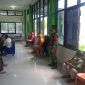 Babinsa Desa Gulago kusuma Kopda Ajad Sudrajat saat memantau serta mendampingi warga binaanya dalam melakukan vaksinasi di puskesmas Sahu 
