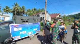 Anggota Koramil 1501-04/Sahu saat melakukan sosialisasi kepada masyarakat di wilayah binaan Kecamatan Sahu