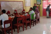 Babinsa Koramil 1501-04/Sahu Serka Abd Soulisa saat memonitoring kegiatan vaksinasi di SMK Fomarimoi