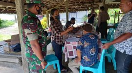 Tampak Babinsa Desa Ngaon saat melakukan monitoring Penyuntikan vaksinasi massal di Rumah adat Orum Sasadu 