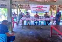 Babinsa Desa Ngaon Kopda Risman saat mendampingi pemdes menyalurkan BLT-DD