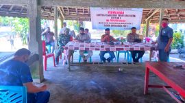 Babinsa Desa Ngaon Kopda Risman saat mendampingi pemdes menyalurkan BLT-DD