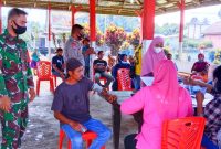 Babinsa Desa Sidodadi Serda Hadi Priyono saat mendampingi warga binaanya dalam melakukan vaksinasi