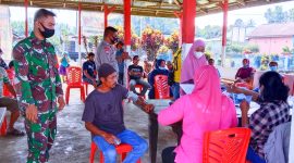 Babinsa Desa Sidodadi Serda Hadi Priyono saat mendampingi warga binaanya dalam melakukan vaksinasi