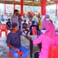 Babinsa Desa Sidodadi Serda Hadi Priyono saat mendampingi warga binaanya dalam melakukan vaksinasi