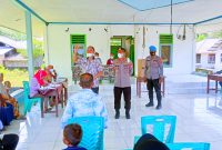 Wakil Bupati Halbar Didampingi Kapolres dan Kadis DPM-PD saat memantau langsung suasana berjalannya Pemilihan Kepala Desa