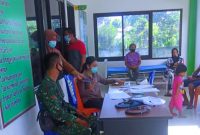 Babinsa Kopda Ajad Sudrajat saat mendampingi warga binaanya melakukan vaksinasi di Puskesmas Gulagokusuma