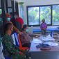 Babinsa Kopda Ajad Sudrajat saat mendampingi warga binaanya melakukan vaksinasi di Puskesmas Gulagokusuma