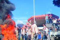 Aliansi Masyarakat Desa Hamente saat menggelar aksi di depan Kantor Pemerintahan Kabupaten Halmahera Barat (22/11)