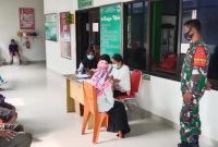Serda Hadi Suprapto | Babinsa Koramil 1501-04/Sahu saat mendampingi warga binaanya dalam melakukan vaksinasi di Puskesmas Gulagokusuma