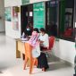 Serda Hadi Suprapto | Babinsa Koramil 1501-04/Sahu saat mendampingi warga binaanya dalam melakukan vaksinasi di Puskesmas Gulagokusuma