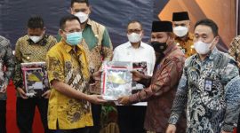 Sekda Halbar, Syahril Abduradjak saat menerima penyerahan DIPA dari Wakil Gubernur Malut M Al Yasin Ali 