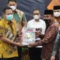 Sekda Halbar, Syahril Abduradjak saat menerima penyerahan DIPA dari Wakil Gubernur Malut M Al Yasin Ali 