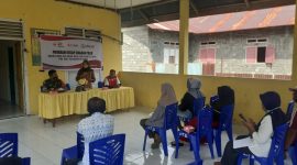 Suasana Babinsa dan PMI Halbar saat memberikan sosialisasi kepada warga di Kantor Desa RTB