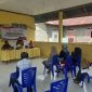 Suasana Babinsa dan PMI Halbar saat memberikan sosialisasi kepada warga di Kantor Desa RTB