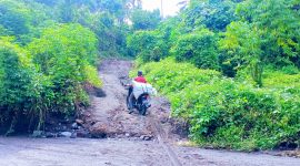 Tampak Warga saat melintasi jalur sungai tanpa jembatan penghubung antara Desa Taraudu dan Desa Gamnial (foto/Eghez)