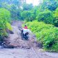 Tampak Warga saat melintasi jalur sungai tanpa jembatan penghubung antara Desa Taraudu dan Desa Gamnial (foto/Eghez)