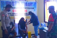 Babinsa Desa Taruba saat mendampingi warga binaan melakukan vaksinasi