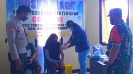 Babinsa Desa Taruba saat mendampingi warga binaan melakukan vaksinasi