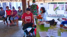 Tampak Babinsa Koramil 1601-04/Sahu saat monitoring vaksinasi