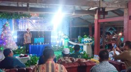 Wakil Bupati Halbar, Djufri Muhamad saat memberikan sambutan pada kegiatan temu kangen dan ibadah perayaan Natal di rumah adat desa Balisoan.