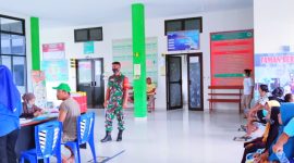 Babinsa Koramil 1501-04/Sahu Serda Hadi Suprapto saat memonitoring kegiatan vaksinasi di Puskesmas Gulagokusuma