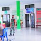 Babinsa Koramil 1501-04/Sahu Serda Hadi Suprapto saat memonitoring kegiatan vaksinasi di Puskesmas Gulagokusuma