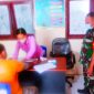 Tampak Babinsa Sertu Luter Malla saat mendampingi warga melakukan vaksinasi di Puskesmas Akelamo