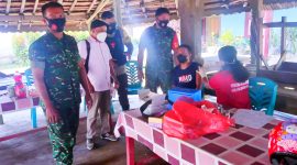 Tampak Danramil Pelda kader amir (danramil sahu) dan Babinsa Desa Ngaon Kopda Rhizman saat monitoring Penyuntikan vaksinasi di Rumah adat Desa Ngaon