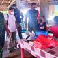 Tampak Danramil Pelda kader amir (danramil sahu) dan Babinsa Desa Ngaon Kopda Rhizman saat monitoring Penyuntikan vaksinasi di Rumah adat Desa Ngaon