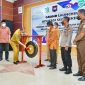 Bupati Halbar, James Uang saat memukul gong menandakan Aplikasi Siswakeudes resmi dilaunching (Foto/HumasHalbar)