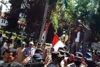 Tampak masa aksi sedang menggeruduk kantor pemkab halbar (Foto/Ikhy)