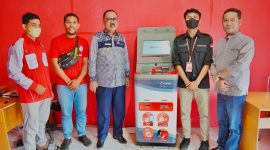 Bupati Halmahera Barat, James Uang Didampingi Kadis Kominfo Halbar Sahmi Salim saat meninjau Fasilitas Mini GraPARI yang terletak fi Desa Tedeng (Foto/Agil)