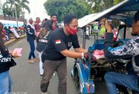 Tampak suasana pembagian bingkisan takjil yang dipimpin oleh Ketua Bikers Halbar didampingi oleh anggotanya. (Foto/Reza)