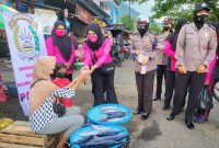 Suasana pembagian takjil yang dilakukan oleh bhayangkari cabang halbar serta polres kepada warga di pasar rakyat jailolo. (Foto/HumasPolresHalbar) 