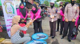 Suasana pembagian takjil yang dilakukan oleh bhayangkari cabang halbar serta polres kepada warga di pasar rakyat jailolo. (Foto/HumasPolresHalbar) 