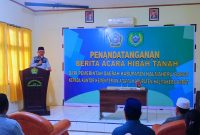 Bupati Halmahera Barat, James Uang saat memberikan sambutan pada penandatanganan sertifikat tanah hibah di aula kantor kemenag Halbar (Foto/Ghez)