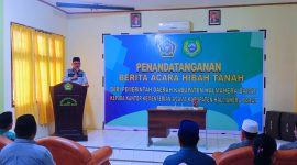 Bupati Halmahera Barat, James Uang saat memberikan sambutan pada penandatanganan sertifikat tanah hibah di aula kantor kemenag Halbar (Foto/Ghez)