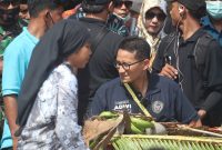 Kemenparekraf, Sandiaga Salahuddin Uno didampingi Bupati, Sekda dan Kadisparpora Halbar saat menyaksikan tarian tradisional Halmahera Barat di pantai Lapasi